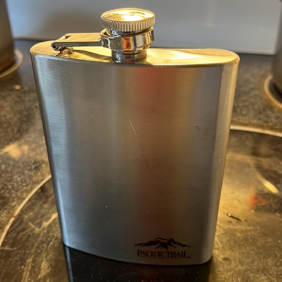 NWOT 2 Flasks - Picture 2 of 7